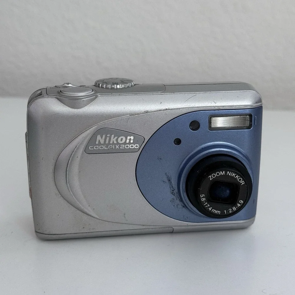 Nikon Coolpix 2000 Digital CAMERA ONLY AA Battery NOT INCLUDED TURNS ON